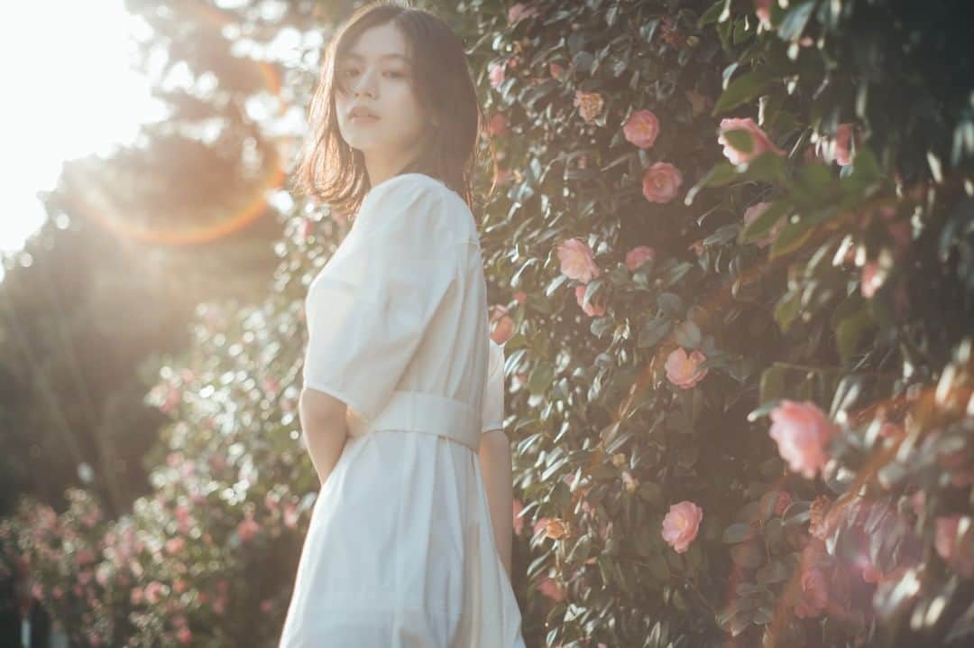 NATURAL BEAUTY BASICのインスタグラム：「松木育未さんが素敵に着こなしてくださった 春の新作webカタログ、第3弾が大好評公開中♡  Feminine＆Normcore Feat. Ikumi Matsuki  パフスリーブがドラマチックなロングドレスや、 フラワープリントが華やかなスカートetc. 女性らしさを引き立ててくれるフェミニンクローズと、 ノームコアな着こなしを叶えてくれる リラクシーなオールインワンやきれいめテーパード…  NBBが初夏に提案する、2テイストの新作たちを一挙ラインナップ。  ■切替ステッチフォルムワンピース ¥14,410 tax in size:M/PS color:クロ/オフ/ピスタチオ #0173140481  詳しくはプロフィールのURLより webカタログをチェック♪  #松木育未 さん #春カラー #ワンピース #初夏ワンピース #spring #春コーデ #スプリングコーデ #夏コーデ #お出かけコーデ #オフィスコーデ #オフィスカジュアル #通勤コーデ #大人可愛い #カラーコーデ  #着回しコーデ #きれいめカジュアル  #ベーシックコーデ #ベーシック #ナチュラルコーデ #トレンドスタイル #シンプルコーデ #ナチュラルビューティーベーシック #naturalbeautybasic」