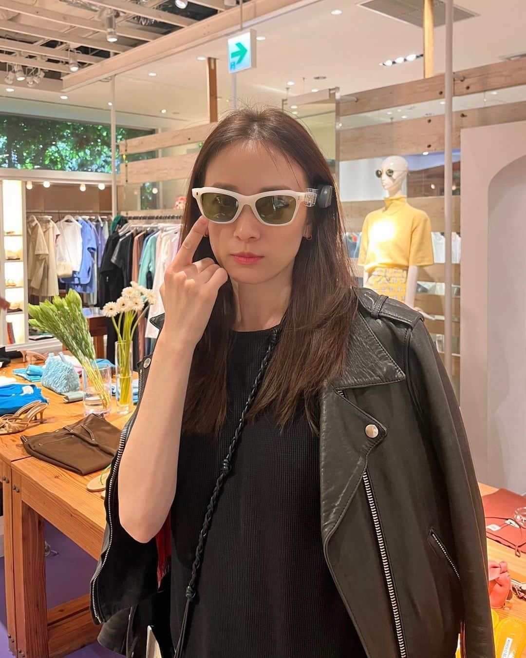 のインスタグラム：「ぷらぷらショッピング🛍️ ロンハーマンでセリーヌの可愛いサングラスを見つけたよ🤍 調整前で落ちちゃうから押さえてる👆😎 #gw #goldenweek #dayoff #shopping #ゴールデンウィーク #休日 #ショッピング #celine #sunglasses #glasses #ronherman #セリーヌ #サングラス #ロンハーマン」