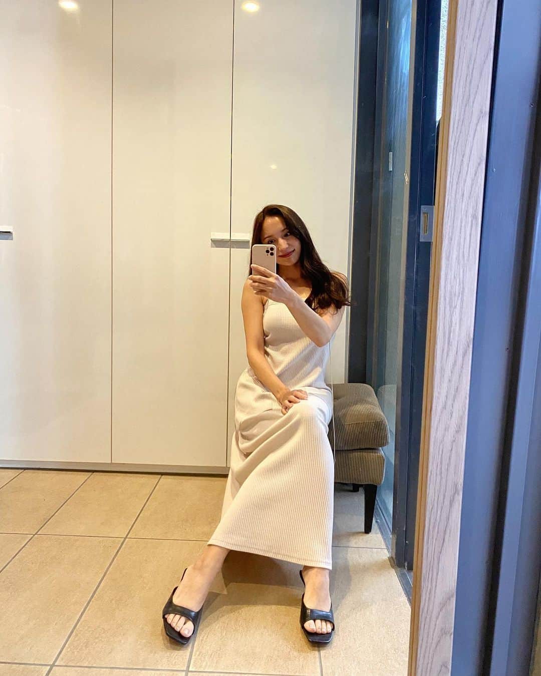のインスタグラム：「🤍 MIELIらしい華奢なストラップが 揺れて可愛いんだー😮‍💨💕 着心地の良い伸縮性のあるリブカットソー素材🌹 ボディラインが綺麗に見えるセミフレアのシルエット。 どの色も素敵なサマードレスだったな🤍  皆さんはGW始まっているのかな？🤍 今日も素敵な１日をお過ごしくださいね🌿  #mieliinvariant」