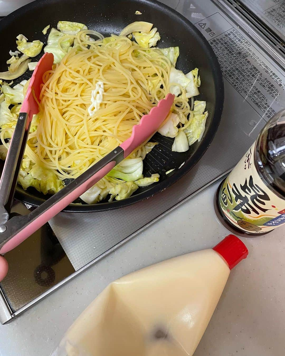 飯島直子さんのインスタグラム写真 - (飯島直子Instagram)「こんにちは^ - ^♪  今朝はすこしさむかったです 天気がコロコロかわるので 衣替えができません  というかいつもできません^_^  29.30のへんじすこしと おもうことすこしです＾＾  みずき&さとき結婚おめでとう！しあわせになってね♪  すみこ！誕生日おめでとう♪  52才おめでとう♪一緒にがんばろう！  45才！50代わるくないです お待ちしてます( ´ ▽ ` )ﾉ  汁なしタンタンメン！ まだ食べてないです！  ラン🎈  megumi48才おめでとう♪  悩みを抱える59才… 全然恥ずかしくないです！ いくつになってもみんな悩み あります^ - ^ あの世にいくまで勉強だと 母が言ってました(´∀｀=)  フラのイベント頑張ってねᕦ(ò_óˇ)ᕤ  シェリー🎈  めまい症で入院、心が折れそう 前向きに…考えなくていいです ココロとカラダは繋がってます カラダが元気になれば 自然と前向きのキモチが湧いて きます^ - ^ いまは、しっかり治療して はやく元気になることだけ 考えればいいとおもいます (*´ー｀*)  今朝は納豆スパゲッティ  マ・マー3分茹で  納豆、シソ、秋になりかけ春キャベツ  汁(松本明子産)  トマトチーズ(セブンイレブン)  暦どおりだと明後日休日ですね  今日は木曜気分というかんじでしょうか  でもバリバリの月曜ですよ ╰(*´︶`*)╯♡」5月1日 12時07分 - naoko_iijima_705_official