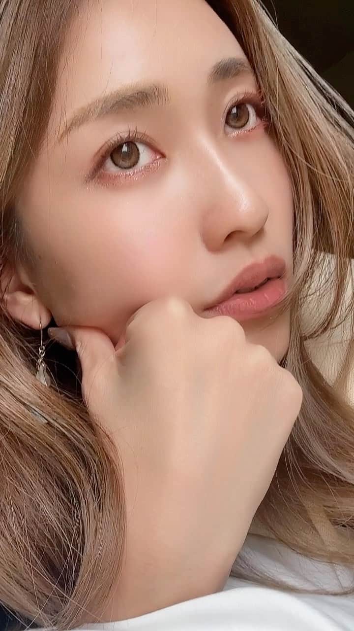 のインスタグラム：「ORANGE MAKE🍊  @phoebe_beautyup  新色サンセットオレンジマスカラ👁️🧡 写真じゃ分かりづらいんだけど 太陽の光に当たった時のオレンジが めちゃくちゃ可愛いの😭🫶🏼✨ シャドウもオレンジラメをのせて...  どうかな🥹🧡  #me#自撮り#メイク#コスメ #愛用コスメ#トレンドメイク #マスト#グリッターメイク#流行り #トレンド#ツヤメイク#ツヤ肌 #ナチュラルメイク#プチプラコスメ #カラーマスカラ#サンセットオレンジ #PHOEBE#PHOEBEコスメ#cosme」