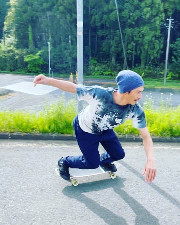 伊勢谷友介のインスタグラム：「春満開です🌼🌸🌷🪻🌺 良い坂見つけて一滑り〜 気持ち悪い動きになってるのは、まだ発展途中だから許してください。誰にも教わってない中で自分なりに解決策を作りながらやるんです。 このままではいけない、次の社会システムの構築と同じです。やらないよりは無様でもやりたいと思います。 止まってるよりは楽しいですからね！  さて、私が着てますWorship Tshirtsも残りわずかです。神社の御鏡に映して見て下さいね！ 神が現れますから⚡️  https://fanicon.net/web/shops/4477/items/6808  我が家の草花もドンドン咲いてくれます🐽」