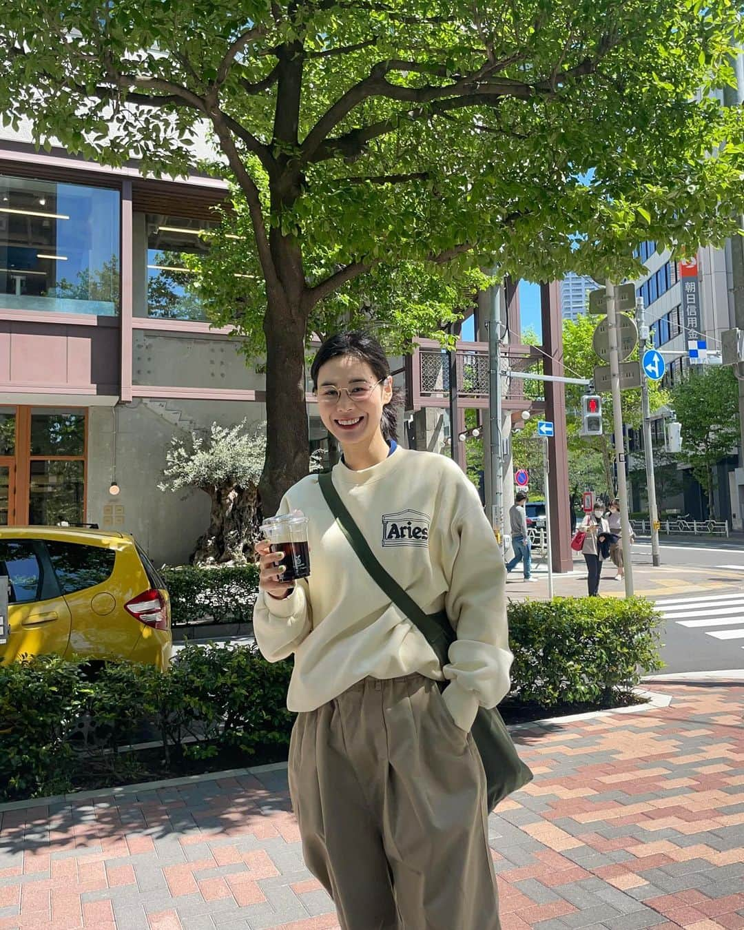 田中シェンさんのインスタグラム写真 - (田中シェンInstagram)「ゴールデンウィークどう？  Tops @ariesarise  Pants @freaksstore_official  Bag @sandinista_insta  Shoes @clarksoriginals  Glasses @kearny_eyewear  T-shirts #友達の借りパク  ゴールデンウィークどっか 出掛けてますか？🙋🏻‍♀️ 田中は東京ステイ組なので 少し贅沢なランチしてきました❗️  #茅場町   @knag_kabutocho  BANKが開く30分前に着いたので、 目の前にあったこちらのカフェでチルしました。 (本当に目の前徒歩30秒) 何気なく頼んだアイスコーヒーが かなり好みの味だった‼️店内は見てないので わからないですが、外の席は相当気持ち良いです🌿  @bank_bakery_tokyo  11:15、ベーカリーBANKにIN💪🏻❤️‍🔥 甘いパンを二つ買いました🍞 しかし、名前をメモし忘れたため、 なんのパンを食べたかわからない...🤦🏻‍♀️ 上からクリームがちょこっと出てるやつ、 美味しかったです！ (飲み物アイスアメリカーノがおすすめ)  @coin_cf.sp_tokyo  同じ建物の地下B1 ここでは大人な雰囲気で 飲み物を味わえそうです☕️(小声で話す感じ) 雑貨もあって、可愛かったです。  @fete_fl_tokyo  もし〜いーつかーどこかで会えたら〜 と歌い出しそうなくらい、ドライフラワーが たくさんあるお花屋さん。インテリアとして 良いよね🌸別世界でした✨  やっぱさ、甘いものだけだと 食べた気にならないのよ。  #三越前駅 #coredo室町2  @nihonbashidashibar_hanare  本当は寿司🍣食べようと思ったのだけど、 予約満杯で入れず...🥹 こちらで季節の出汁炊き込み御膳を食べたけど 大正解‼️炊き込みの20分でボーっと疲れを 癒しつつ、最後お茶漬けで 美味しくいただきました。  おしゃべり日記が私のミスで 普通のミニvlogになっちゃいました🫠 逆にレア回です。すみません🙇🏻‍♀️  There is comprehensive facility named BANK  In #kayabacho ( I’m guessing that building was  Bank before 🏦) good bakery , nice atmosphere! I didn’t try but the bistro looked good 👍🏻  Also, u can either take a train or walk for 15min,  To arrive in #mitsukoshimae. #coredomuromachi . Seasonal cooked rice 🍚 is waiting for u! @nihonbashidashibar_hanare  #日本橋カフェ巡り #日本橋ランチ  #茅場町ランチ #茅場町カフェ #茅場町グルメ  #bank茅場町 #三越前ランチ #三越前カフェ #clarksoriginalswallabee #clarkswallabees  #パン屋巡りビト東京 #東京散歩シリーズ  #日本橋散歩 #東京観光🗼 #カフェ散歩 #眼鏡女子 #眼鏡コーデ #眼鏡女子👓  #goldenweekjapan #ゴールデンウィーク2023」5月4日 19時50分 - shen_tanaka