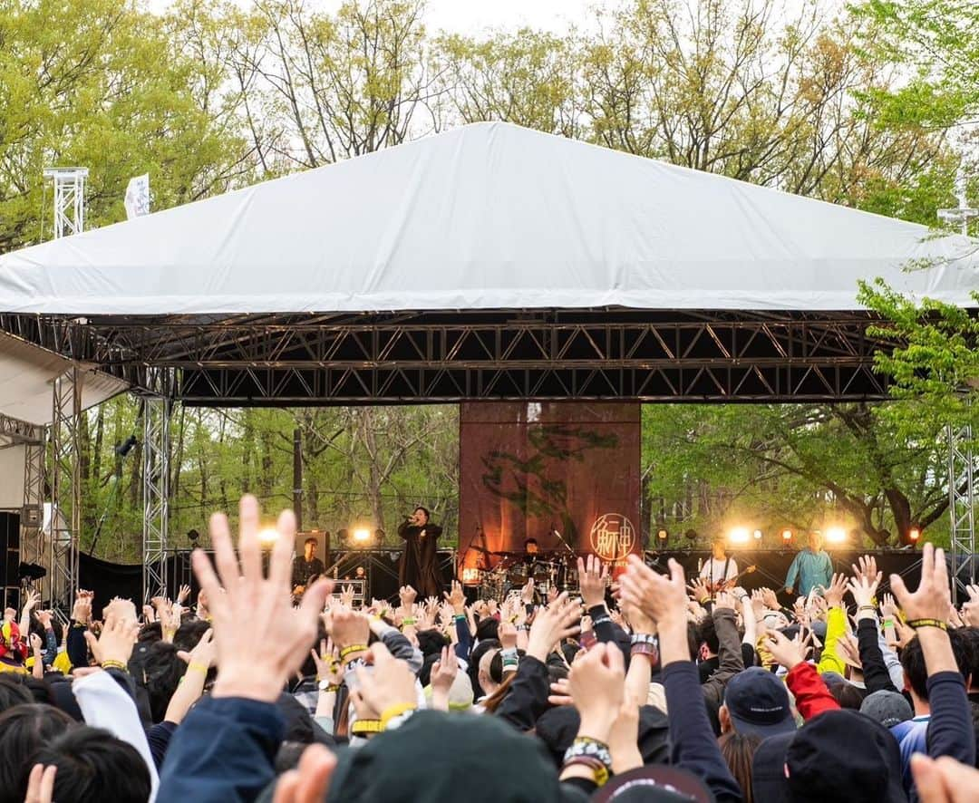 N∀OKIさんのインスタグラム写真 - (N∀OKIInstagram)「ARABAKI ROCK FEST. 23  ちょっとちょっと 僕ら4年ぶりですって奥さん  野外で溢れんばかりの てんこ盛り東北エネルギー あの光景は格別やわな 幾年の乾きが潤ってく 活気凛々に力もうた  真っ赤に燃えて 激しくふるえた 午後３時半でした  ありがとうございました  写真 @ishii_maki」5月1日 12時16分 - chairoy1945