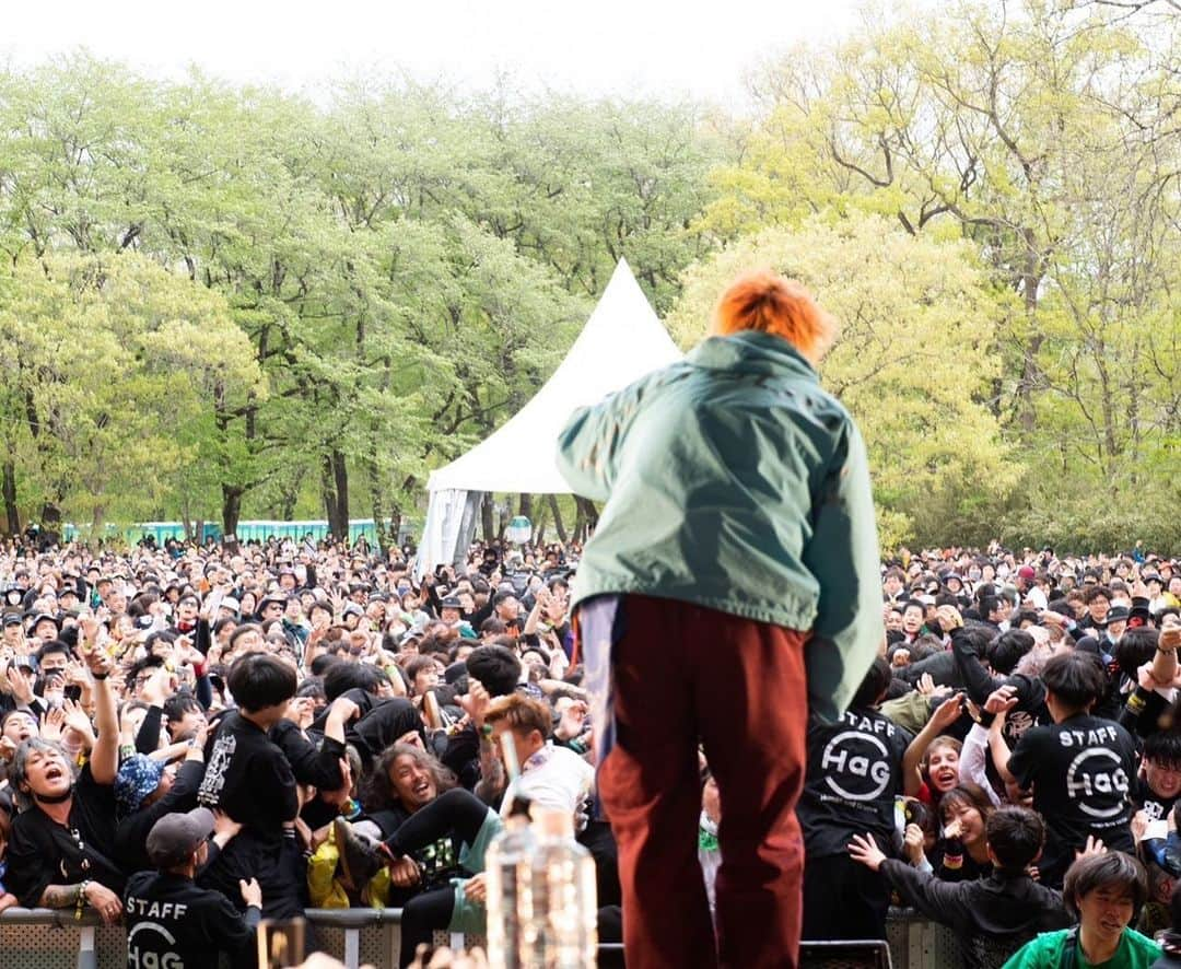 N∀OKIさんのインスタグラム写真 - (N∀OKIInstagram)「ARABAKI ROCK FEST. 23  ちょっとちょっと 僕ら4年ぶりですって奥さん  野外で溢れんばかりの てんこ盛り東北エネルギー あの光景は格別やわな 幾年の乾きが潤ってく 活気凛々に力もうた  真っ赤に燃えて 激しくふるえた 午後３時半でした  ありがとうございました  写真 @ishii_maki」5月1日 12時16分 - chairoy1945