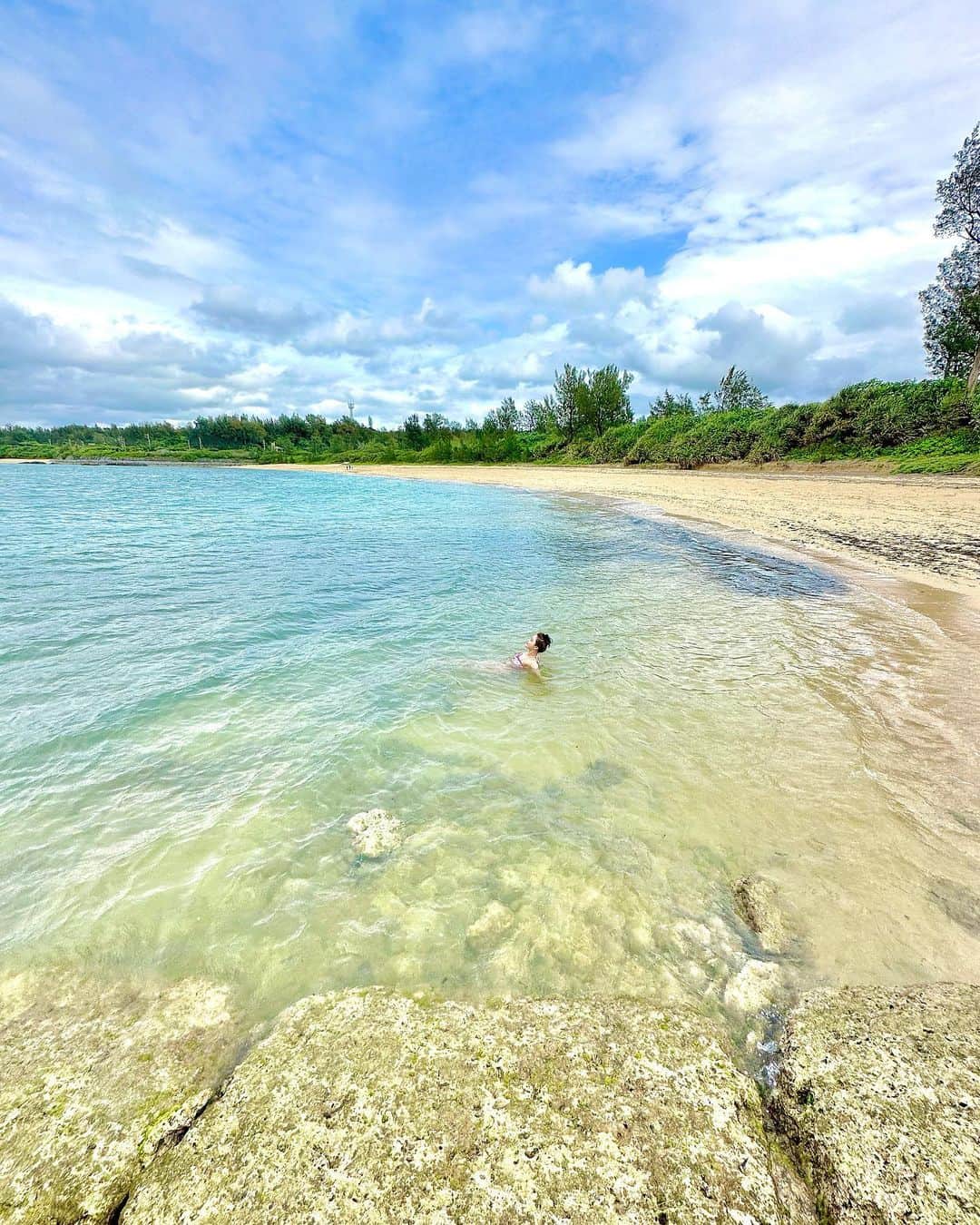 ririさんのインスタグラム写真 - (ririInstagram)「海貸し切り🏖🦀💫 海のような温泉のような海♨️ 最上級の #露天風呂　(*´∇｀*)✌️🌺🌺🌺  #love #happy #温泉 #海 #sea #沖縄」5月1日 12時20分 - riri.ribon