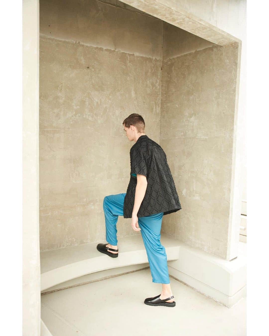 LOVELESS/GUILD PRIME 公式アカウントのインスタグラム：「『 LOVELESS 』  LOVELESS 2023 SUMMER MEN&WOMEN  Shirt / LOVELESS ￥28,600 (61M-94-151-09) Cut&Sewn / LOVELESS ￥15,400 (61P-57-143-74) Pants / LOVELESS ￥22,000 (61R-55-120-73) Shoes / foot the coacher ￥31,900 (634-59-752-09)  プロフィールURL内「FEATURE」でLOOKをご覧いただけます。」
