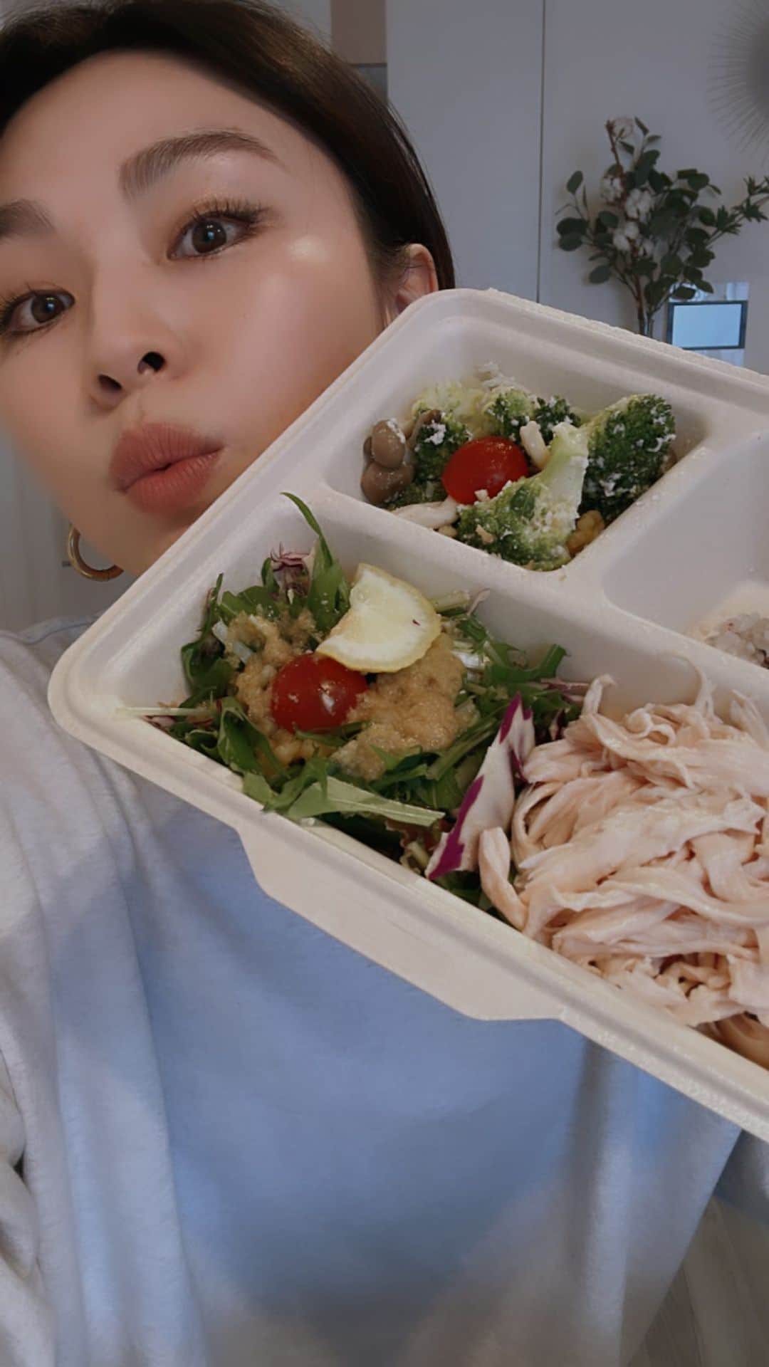 赤松悠実のインスタグラム：「1か月！食べてちょっとだけ痩せる！ ダイエット頑張るぞのLIVE🫣  #ダイエット#痩せる#チキンワークス @chickenworks.kitahama」