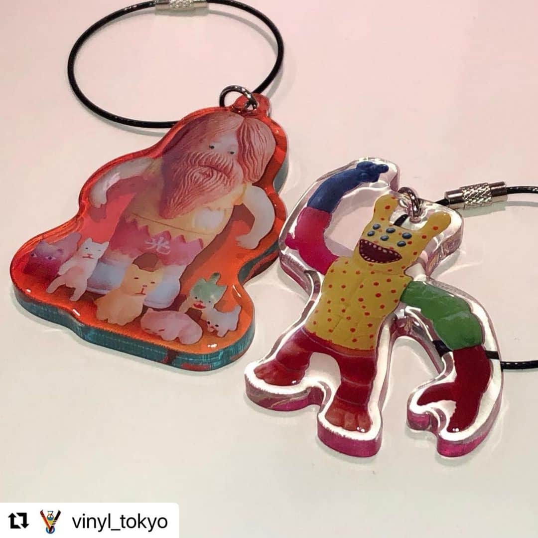 デハラユキノリのインスタグラム：「#Repost @vinyl_tokyo with @use.repost ・・・ ＼VINYL SHINJUKU NEWS／ 4月28日（金）からオープンいたしましたビニールシンジュクでは現在デハラユキノリ（@deharayukinori ）のPOPUPを行っております🐕  POPUPに合わせて限定グッズをたくさんご用意いたしましたので、ぜひ店頭にてご覧くださいませ✨  『エロ魚あけみ』『手乗りうんち』販売中です！！その他ソフビにつきましては、入荷時期が未定となっておりますため販売開始次第告知いたします。  ーーーーーーーーーーー デハラユキノリ / DEHARA YUKINORI (@deharayukinori )  1974年高知県カツオ生まれ、ビール育ち。年間制作フィギュア約400体、飲酒ビール400リットル。東京を拠点にフィギュアイラストレーターとして活動。Nike、NEC、タワーレコード、アシックスヨーロッパなどの広告を手がける一方、作家として年間5～6回のペースで個展を行い東京をはじめ 台湾・香港・韓国・上海・パリ・NY・LAなどで新作を発表している。著書に作品集 「DEHARA」写真集「サトシ君のリストライフ」、絵本に「お野菜戦争」がある。「きのこの山」キャラクターきの山さんデザイン、いきものががりベスト盤「いきものばかり」のジャケット、高知の「おとどちゃん」「べろべろの神様」などを手がけている。  #デハラユキノリ　 #sofvi  #softvinyl #ソフビ #vinyl #ビニールシンジュク #新宿駅  #新宿駅エキナカ」