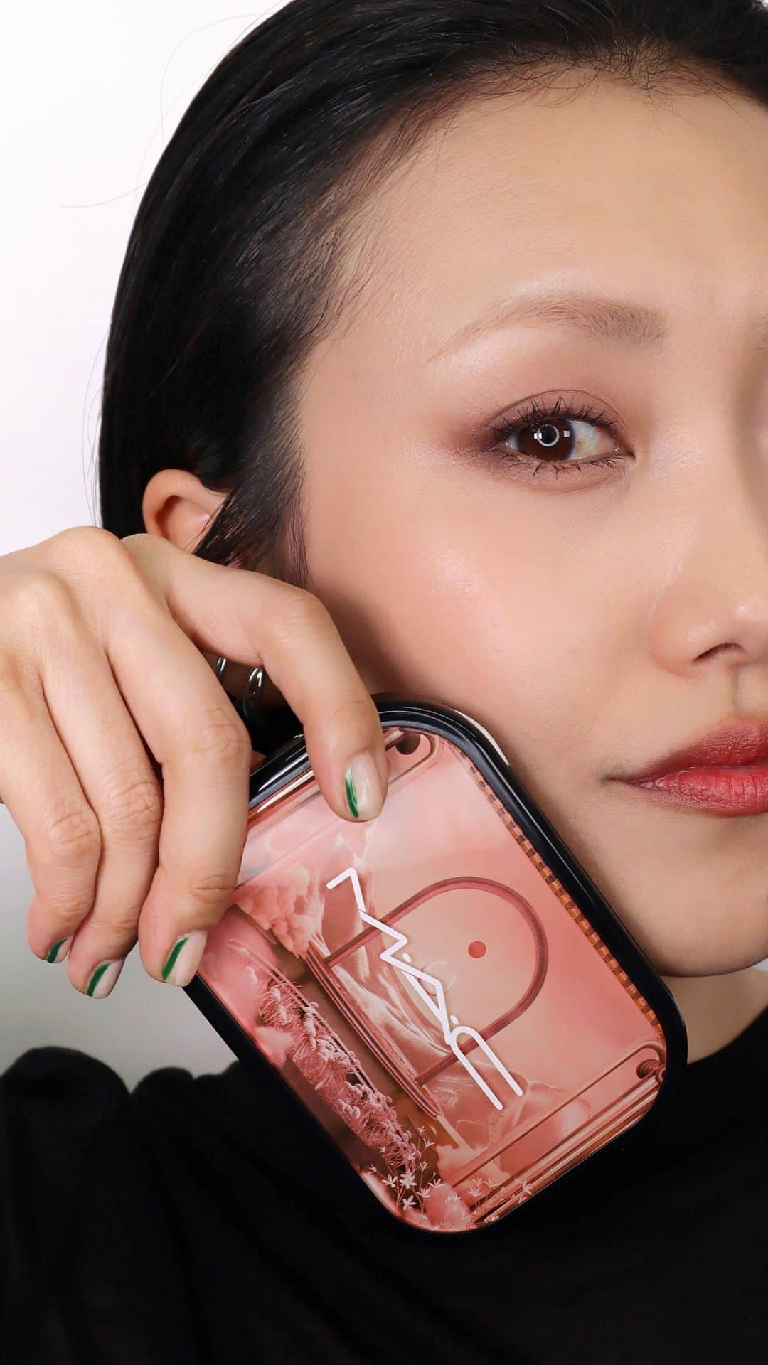 M∙A∙C Cosmetics Japanのインスタグラム：「＼オンライン＆全国発売中／ #MACコネクトインカラー から、タイムレスに愛されるバーガンディの魅力をモダンに再解釈した 【エンベディッド イン バーガンディー】のメイクルック3パターンをチェック✨  ■コネクト イン カラー アイシャドウ パレット x 6: エンベディッド イン バーガンディー  今なら、対象製品を含む税込11,000円以上のお買い上げで、｢4in1 メイクブラシ｣をプレゼント🎁 (数量限定なくなり次第終了) 【対象店舗・対象製品】 ■M·A·C カウンター全店舗 :アイシャドウパレット全製品 ■M·A·C 公式オンラインショップ : コネクト イン カラー アイシャドウ パレット x 6　全4種、 コネクト イン カラー アイシャドウ パレット x 12　全3種 ※コネクト イン カラー アイシャドウ パレット以外のアイパレットは、プレゼント対象外となります  ＼メイクアップサービス体験キャンペーン実施中／ 5月7日(日)までの期間中、対象のメイクアップサービスを予約＆ご体験いただくと、｢フィックス+ オリジナル (13ml)｣をプレゼント👀 公式オンラインショップのメイクアップサービスページをチェック✨  #MACCONNECTINCOLOUR #次世代アイパレット #MACアイシャドウ」