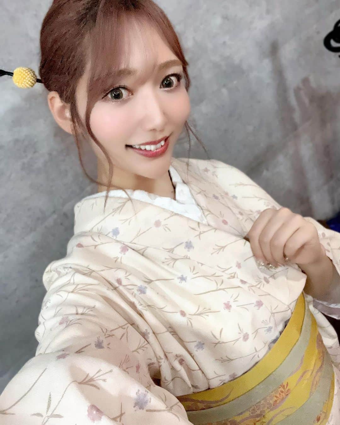 野中美郷のインスタグラム：「♡ 昨日は「スナックみさと」 というお酒も飲めるイベントを やらせていただきました😊🍶　  クイズやビンゴやカラオケもして 知ってる方も初めましての方もいて 凄くあたたかく優しい空気で幸せだった💭  お着物も着させて頂けて和装 大好きなので凄く嬉しかったぁ♡  普段お着物とか浴衣着る時、あまり淡い色選ばないし、せっかくなので春らしく淡いピンクのお着物にしてみました🌸  3部になるにつれ皆さんのテンションも 高くなっていて凄く賑やかで 楽しかったです😊ありがとう！  #スナックみさと #スナックママ #暗くて画質悪い 🙇‍♀️」