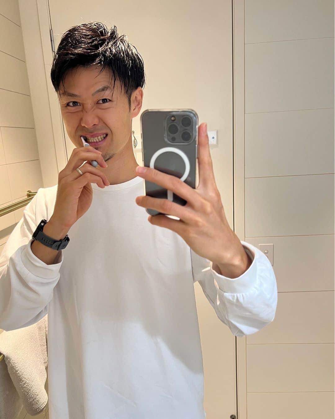 増田繁人のインスタグラム：「勉強を続けたり習慣を作るって大変なこと。  そんな時は｢もし」を使うのがおすすめ。  ｢もし人に会ったら声をかける」 日常の習慣の後に、続けたいことを付けるとより続けやすい。  3ヶ月！は難しいからまずは1週間でトライ。 今週は歯磨きしたら単語帳を開くこと！  これで単語覚えられるかな。  さぁ今日から5月。 頑張っていきましょう！  #増田繁人 #海外挑戦 #オーストラリア #メルボルン #Melbourne」