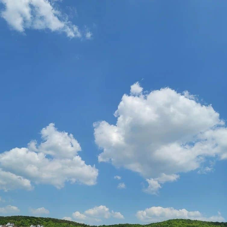 チ・スウォンのインスタグラム：「여름맞이하늘 뭐지? 내가 뭘 보고 있는거지? 했다. 애니메이션같은 하늘과 구르미」