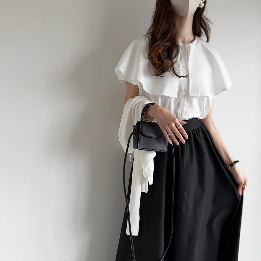 Ces't Mignonさんのインスタグラム写真 - (Ces't MignonInstagram)「このブラウス、襟のデザインが可愛すぎる🥹💓 トップスとか羽織り物と重ねて、首元から襟を出しても素敵🥰  今回はロングスカートと合わせて大人かわいいコーデに♡  着用動画も後でストーリーに載せますね😽💕  blouse▶︎ @kobe_lettuce #神戸レタス #フレアカラーブラウス skirt▶︎ @coca_official_store 品番：16-220817004-04 /Lサイズ cardigan▶︎ @gu_for_all_ @gu_global #シアークロップドカーディガン /Mサイズ bag▶ wego shoes▶︎ stevemadden  #高身長コーデ#大人女子#アラサーコーデ#오오티디#코디#きれいめカジュアル#大人カジュアル#潮流#时尚#ootd#着回しコーデ#着まわしコーデ#神戸レタスアンバサダー#レタジョ#骨格ウェーブ#イエベ#ジユジョ#gumania#ジーユーコーデ#ロングスカート#マキシスカート#30代ファッション#プチプラコーデ#フェミニン#大人かわいい#モノトーンコーデ」5月1日 12時37分 - cestmignon_mau
