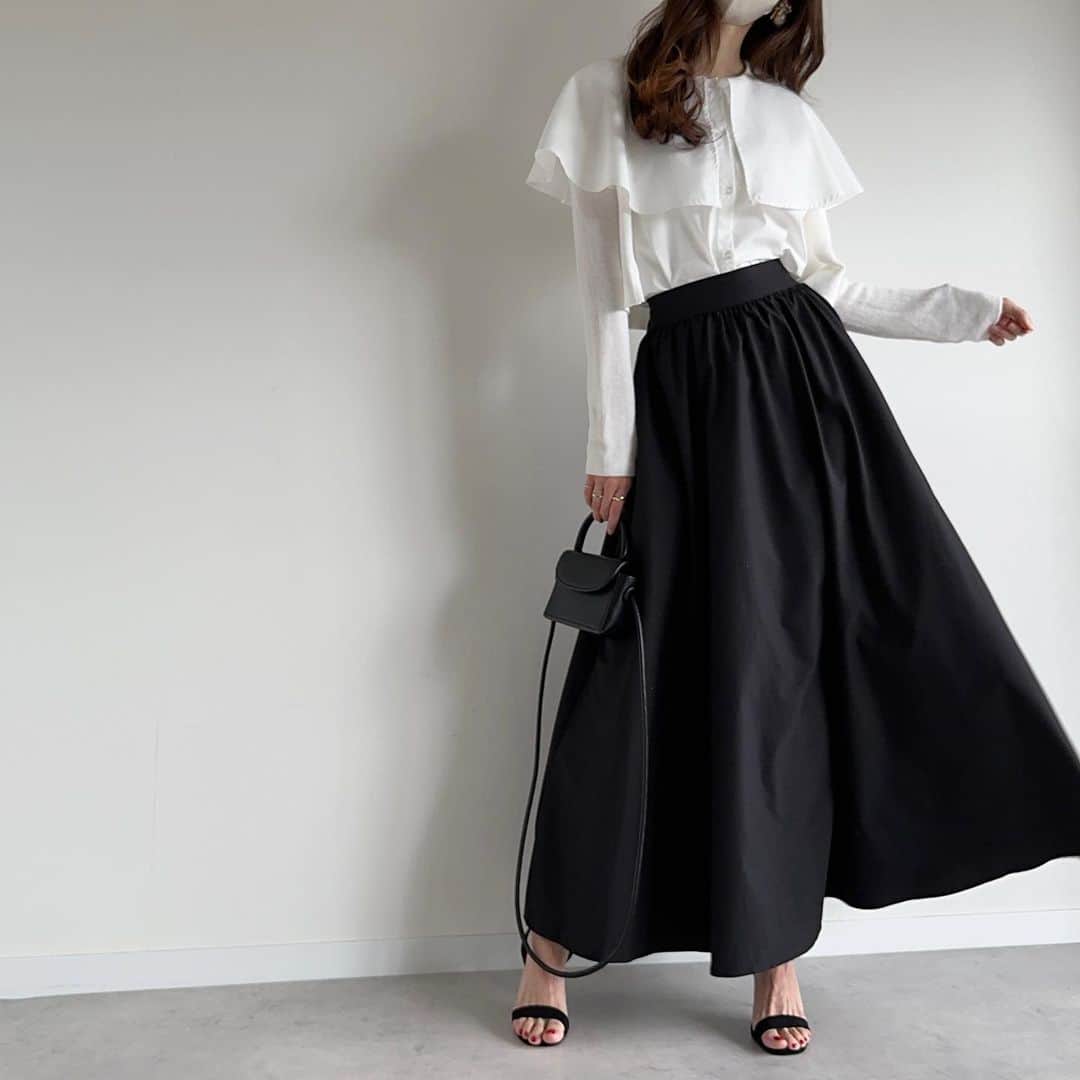 Ces't Mignonさんのインスタグラム写真 - (Ces't MignonInstagram)「このブラウス、襟のデザインが可愛すぎる🥹💓 トップスとか羽織り物と重ねて、首元から襟を出しても素敵🥰  今回はロングスカートと合わせて大人かわいいコーデに♡  着用動画も後でストーリーに載せますね😽💕  blouse▶︎ @kobe_lettuce #神戸レタス #フレアカラーブラウス skirt▶︎ @coca_official_store 品番：16-220817004-04 /Lサイズ cardigan▶︎ @gu_for_all_ @gu_global #シアークロップドカーディガン /Mサイズ bag▶ wego shoes▶︎ stevemadden  #高身長コーデ#大人女子#アラサーコーデ#오오티디#코디#きれいめカジュアル#大人カジュアル#潮流#时尚#ootd#着回しコーデ#着まわしコーデ#神戸レタスアンバサダー#レタジョ#骨格ウェーブ#イエベ#ジユジョ#gumania#ジーユーコーデ#ロングスカート#マキシスカート#30代ファッション#プチプラコーデ#フェミニン#大人かわいい#モノトーンコーデ」5月1日 12時37分 - cestmignon_mau