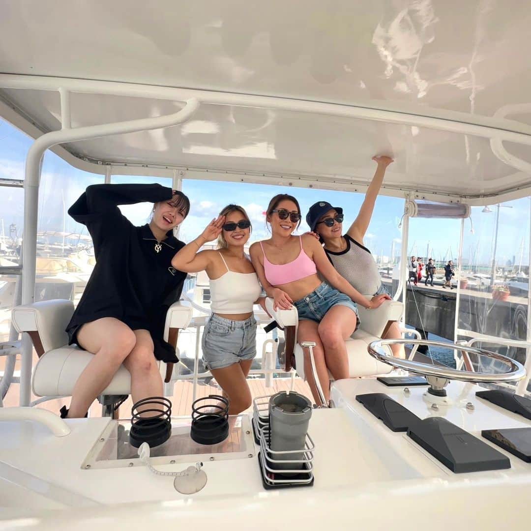 のインスタグラム：「クルーザーでBBQ🫡🛳 風が強くて出港出来なかったけど お天気だったし わちゃわちゃ出来て楽しかった💓」