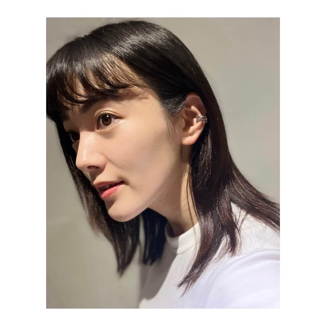 田中美晴さんのインスタグラム写真 - (田中美晴Instagram)「Smiley ear cuff☺︎ 　 最近お気に入りのイヤーカフ。 台湾きてから、キャラクターものとか スマイルとかが可愛くて気になる。  これは誠品生活で買ったやつ。 誠品生活行ったら、無印とかマツモトキヨシとか日本のブランドも色々入ってて驚き。  暑くなり薄着になってくると アクセサリーを身につけたくなります♪ 　 　  這個是我最近喜歡的耳骨夾。 我來到了台灣以後，對吉祥物、卡通、可愛的東西越來越有興趣。  這個是在誠品生活買的。 去那裡的時候我很驚訝！因為在誠品生活中有日本的牌子。例如，無印、松本清等等。  天氣變熱，穿衣服也變薄了。 想戴飾品♩  #台湾 #台灣生活 #台北生活  #誠品生活 #飾品 #耳骨夾 #美晴天天 #taiwan #japanese  #earcuff」5月1日 12時44分 - tnk_miharu