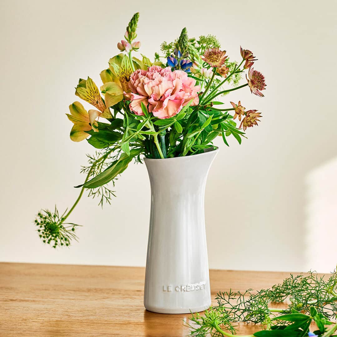 Le Creuset Japon　ル・クルーゼ ジャポンさんのインスタグラム写真 - (Le Creuset Japon　ル・クルーゼ ジャポンInstagram)「＼お母さんの好きな花で食卓を飾ろう／ シンプルなデザインがお花の美しさを際立たせる、ル・クルーゼの花瓶「ブーケ・フラワーベース」。 今年の母の日は、お母さんをイメージしたお花を生けてプレゼントしませんか？  ◆花選びに迷ったら？ 贈る相手がよく身に付ける色や側に咲く様子がイメージできる花を選ぶのがおすすめ。複数の花を組み合わせる場合は、同系色でまとめるとスタイリッシュな仕上がりに。  ◆初心者でも安心のフラワーベース 花の向きや位置が安定しやすく初心者でも扱いやすい、ル・クルーゼのフラワーベース。茎の切り口をベースの内側の壁に密着させると、安定感がUPします。  ◆どんな花の量でもスタイリッシュな印象に ベースの口に寄りかけるように斜めに生けると、一輪だけでもアートのような存在感に。首の部分が程よく締まっているので、たくさん花を入れても広がり過ぎないのも嬉しいところです。ブーケをそのまま入れるだけでも、絵になりますよ♪  みなさん、ぜひ活用してみてくださいね！  「ブーケ・フラワーベース」の詳細は @lecreusetjapon プロフィールのリンクからご確認ください。  #ルクルーゼ #lecreuset #ルクルーゼのある暮らし  #ルクルーゼごはん #テーブルウェア #キッチンウェア #キッチングラム #ルクルーゼのある生活 #ルクルーゼのある食卓 #食卓 #食卓グラム #キッチンツール   #花瓶 #花器 #母の日 #mothersday #インテリア #花束 #花のある暮らし」5月1日 18時45分 - lecreusetjapon