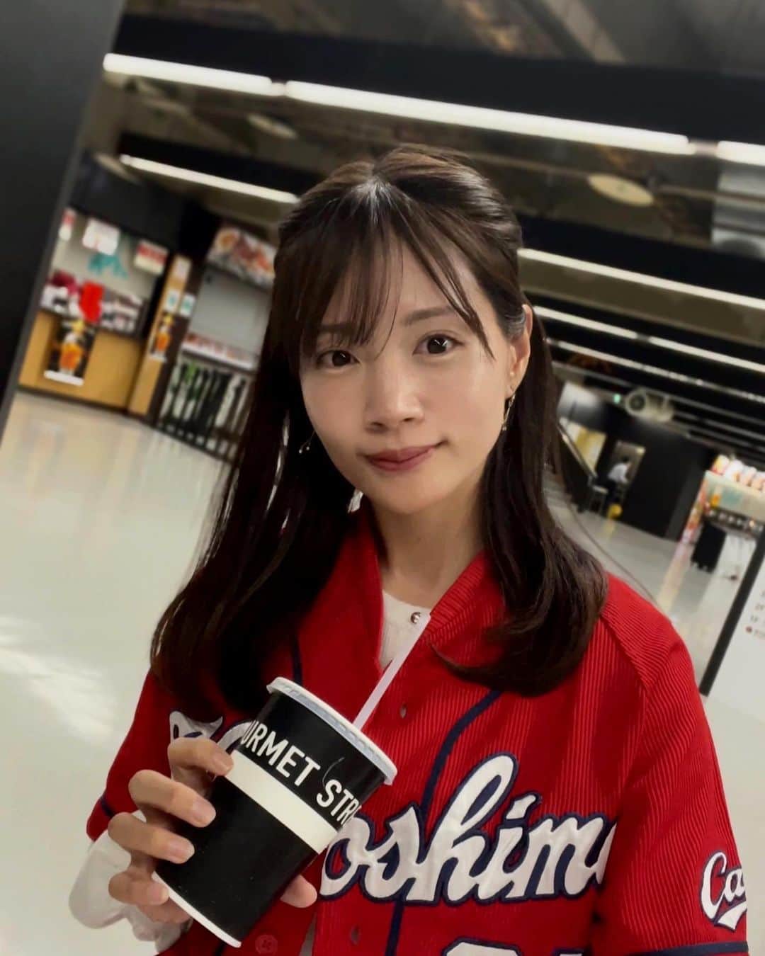 古田ちさこのインスタグラム：「🥹  間違えて消しちゃったので再投稿… コメントといいねくれてた方ごめんなさい😭  ショックで同じテキスト書けない。。笑  とりあえずあすみん @asumi_naa との初観戦にエモいと反応してくれていた有楽町ベンチーズファンの方も有難うございました🥺✨✨  #広島カープ#カープ女子#カープ#野球観戦#野球女子#スタジアムグルメ#東京ドーム」