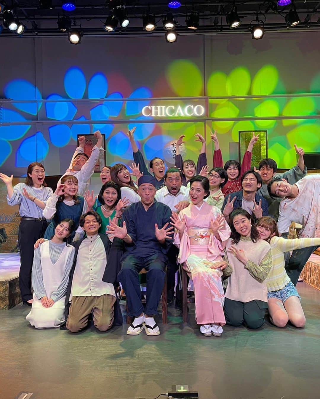 のインスタグラム：「【ありがとうございました‼️】 割烹ちか子TATAMIコース。 東京公演の千秋楽を 無事に終えることが出来ました。  最高のチームでした。 このチームの一員でいさせてもらって本当に幸せでした。  主演の藤田よしこさんのお人柄に、とても助けて頂きました。 よしこさん、ありがとうございました。大好きです。 最初から最後まで森本さんにはずーっと励まして頂きました。 同じ楽屋、どれだけ心強かったか。  そして、愛子ちゃん役のうーちゃん。 貴女が娘で本当に良かった。 初めての舞台、戸惑う母の華子を、愛子ちゃんが全部受け止めてくれました。 なかなか体現出来ない母を、いつも粘り強く諦めず、寄り添ってくれました。  的確なアドバイス、決して押し付けない優しさと奥ゆかしさ。いろんな視点から提案してくれて、一緒に悩んでくれたこと、感謝しかありません。  本当に本当にありがとう。 千秋楽、楽屋にあった置き手紙。 涙なしには読めなかった。。😭 ありがとう。 ご縁に感謝です。  心からの愛と感謝を込めて。  ご来場下さった皆さん、初めての舞台デビューを見届け下さった皆さん、本当にありがとうございました。  取り急ぎお礼まで。  #CHICACO #走り続ける岡本家 #５人の子育てママウンサー  #岡本安代 #アナウンサーから女優へ #全ては夫と子どもたちのおかげさま #大阪公演頑張ります #引き続き宜しくお願いします」