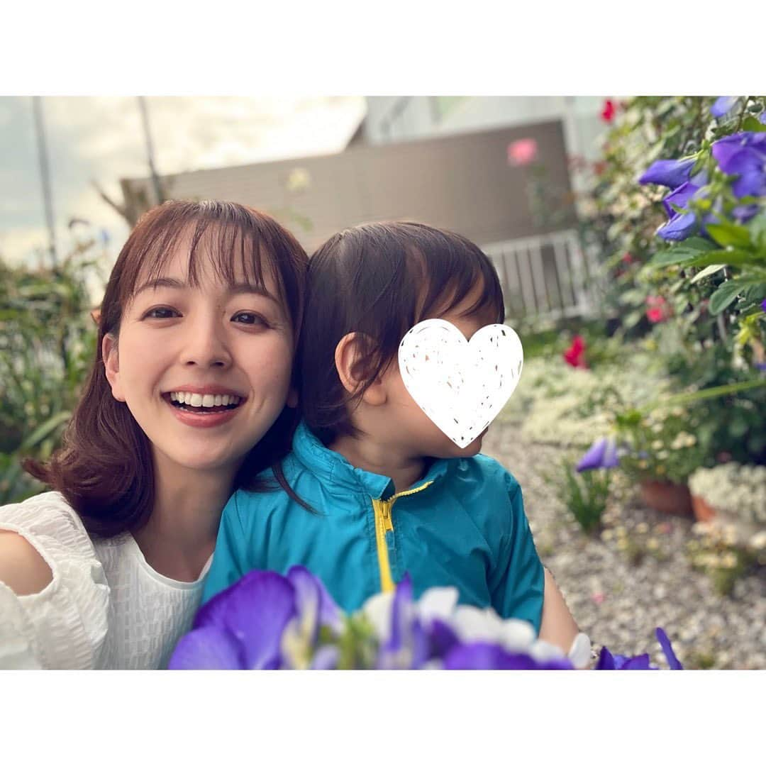 伊藤弘美のインスタグラム：「☺︎ ⁡ 今日から5月ですね🌼 ⁡ 家族みんな元気で 楽しい毎日になりますように🫶 ⁡ 皆さま素敵なGWをお過ごしください〜☀️ ⁡ ⁡ #2歳児前向かない😂 #女の子ベビー　#女の子ママ　#男の子ママ　 #育児　ほぼ#2歳歳差育児　#gw」