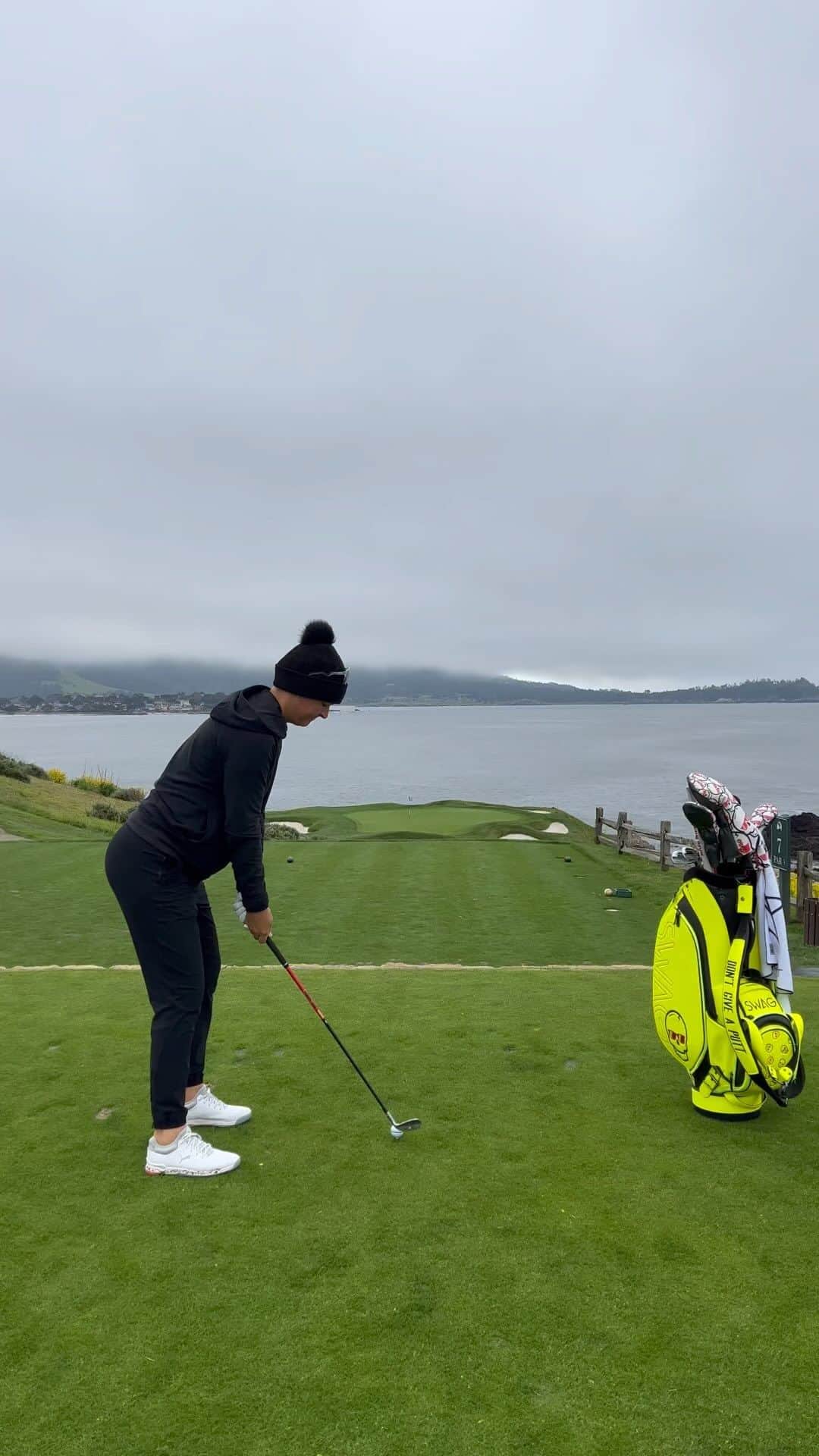 のインスタグラム：「Grateful for a day in paradise… to say the least. First time to the Monterey Peninsula area and first time playing Pebble Beach. Almost holed out on 7 hitting it to 2 inches. Loss for words about this place and its even more beautiful than I could have imagined! Can’t wait for the US Open 🫶🏻」