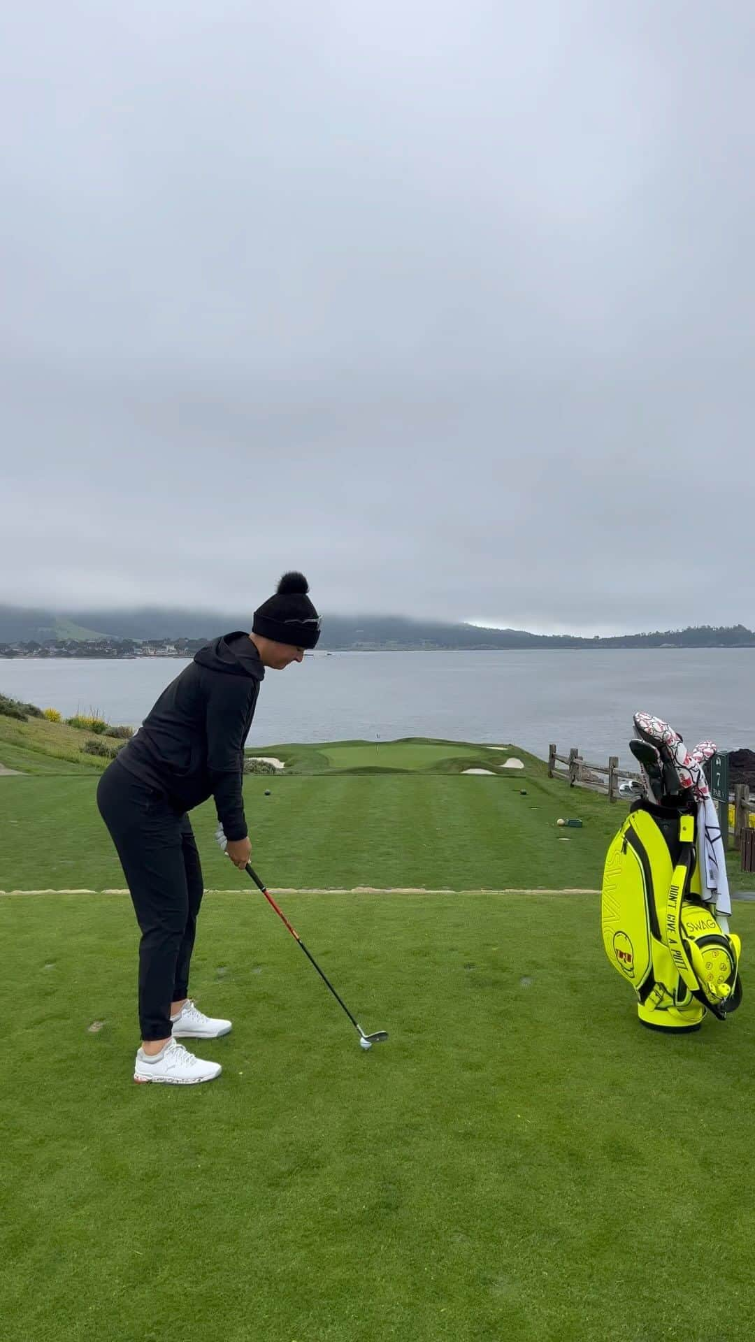 アンナ・ノルドクビストのインスタグラム：「Grateful for a day in paradise… to say the least. First time to the Monterey Peninsula area and first time playing Pebble Beach. Almost holed out on 7 hitting it to 2 inches. Loss for words about this place and its even more beautiful than I could have imagined! Can’t wait for the US Open 🫶🏻」