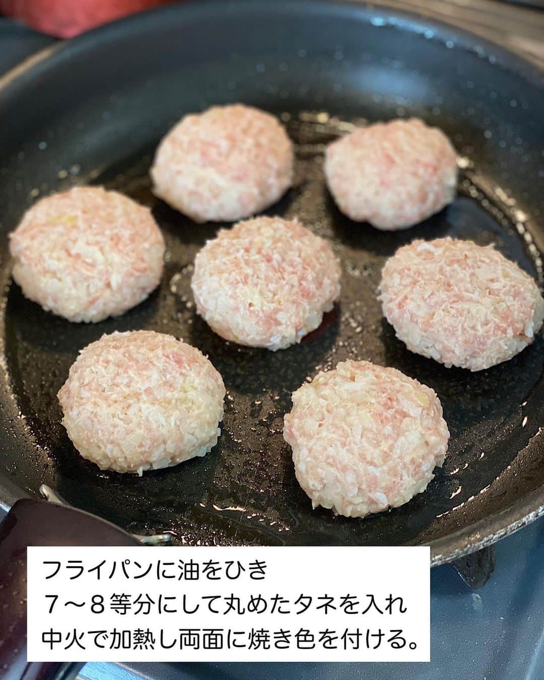 山本菜月さんのインスタグラム写真 - (山本菜月Instagram)「⁡ ⁡ ⁡ ⁡ ┈┈┈┈┈┈┈┈┈┈••✼ おうちで居酒屋風🏮 タレつくね ┈┈┈┈┈┈┈┈┈┈••✼ ⁡ ⁡ こんにちは☀︎ @zubora_meshi_ なつきです☺︎ ⁡ 今日はおうちで居酒屋風🏮 タレつくねのレシピを再掲載します🍻♡ ⁡ とろ〜り甘塩っぱいタレと シャキッと歯応えの残るつくねがやみつき！ ⁡ お酒のおつまみにはもちろん 小さいお子さんにも大人気の1品です😆 ⁡ 良かったら作ってみてくださいね♡ ⁡ ⁡ ⁡ ｡.ꕤ⌒⌒⌒⌒⌒⌒ꕤ⌒⌒⌒⌒⌒⌒ꕤ.｡ ⁡ ⁡ 【材料2人分】 鶏ももひき肉 250g たまねぎ 1/2玉 ⚫︎片栗粉 大さじ2 ⚫︎マヨネーズ 大さじ1 ⚫︎鶏がらスープのもと 大さじ1/2 ⚫︎しょうがチューブ 小さじ1〜1と1/2 ⚫︎胡椒 少々 ★醤油、酒、みりん 各大さじ2 ★砂糖 大さじ1 ⁡ 【作り方】 ①ボウルに玉ねぎ(みじんぎひ)鶏ひき肉 　⚫︎合わせて良くこねる。 ②フライパンに油をひき 　7〜8等分にして丸めたタネを入れ 　中火で加熱し両面に焼き色を付ける。 ③火加減を弱めの中火にし 　フタをして5〜6分蒸し焼きにする。 ④鶏肉から出た油を軽くふきとり 　★を入れてとろみが付いたら完成。 ⁡ ⁡ ⁡ ⁡ ｡.ꕤ⌒⌒⌒⌒⌒⌒ꕤ⌒⌒⌒⌒⌒⌒ꕤ.｡ ⁡ ⁡ 最後までご覧頂きありがとうございます。 是非、食レポを聞かせてくださると嬉しいです♡ ⁡ ＊NATSU KITCHEN ＊」5月1日 13時06分 - zubora_meshi_