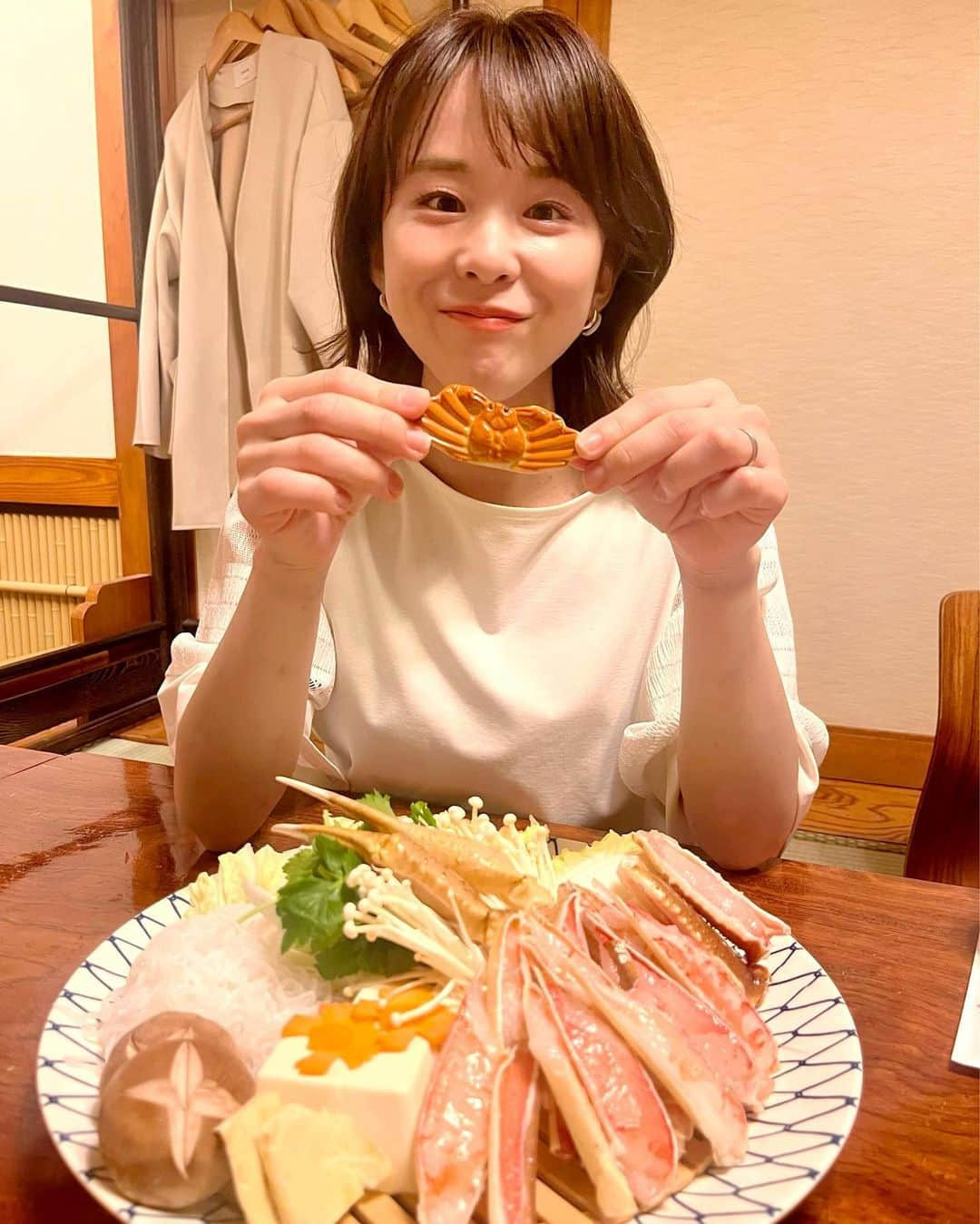 阿部真澄のインスタグラム：「.  人生初の「かに道楽🦀」に行ってきました  旅館みたいな個室でゆったりくつろぎながら食べるかにすき。 本当に至福の時間で..何かのご褒美に定期的に行きたくなりました！  ちなみに私が持っている🦀は箸置きです。  #かに #かに道楽 #かにすき」