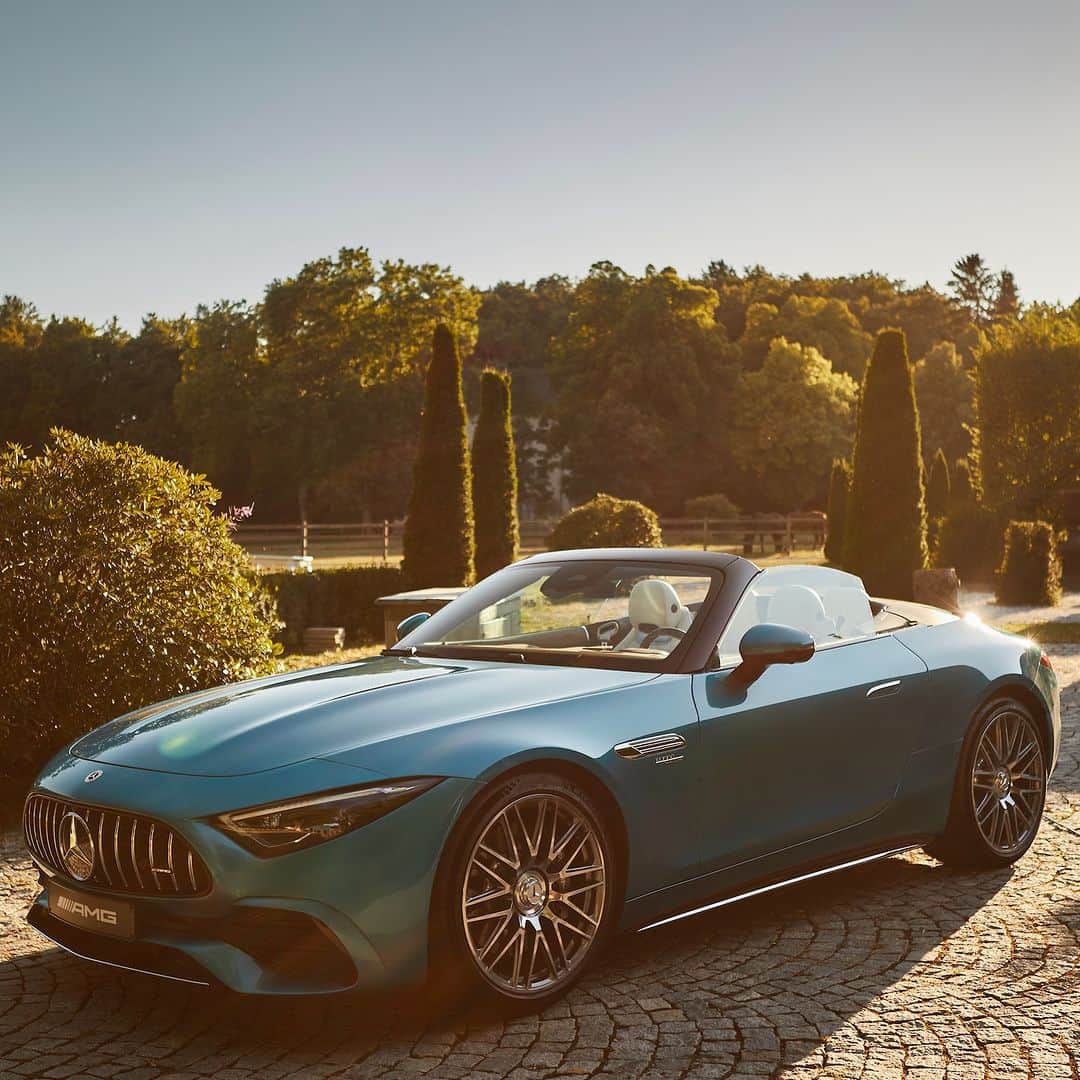 Mercedes-Benz Thailandのインスタグラム：「Choose performance and let the journey begin! ​ 💙🚙  มอบความร้อนแรงในต้นเดือนนี้ไปกับ Mercedes-AMG SL 43 ด้วยเทคโนโลยีจากสนามแข่งตามแบบฉบับ Mercedes-AMG ที่มอบความดุดันและเร้าใจอย่างเต็มสมรรถนะ ผ่านระบบอัดอากาศไฟฟ้าแบบ Electric Exhaust Gas Turbocharger และช่วงล่างแบบ AMG RIDE CONTROL suspension ให้คุณพร้อมลุยในทุกเส้นทางการผจญภัย  📷 sosodaum (IG) with lena___hess (IG) for #MBcreator  *อุปกรณ์บางส่วนในภาพอาจแตกต่างจากที่จำหน่ายจริง โปรดตรวจสอบรายการอุปกรณ์ของรถยนต์แต่ละรุ่นที่ผู้จำหน่ายฯ อย่างเป็นทางการทั่วประเทศ​​  #AMGMonday #SL43 #MercedesAMG #MercedesBenzThailand」