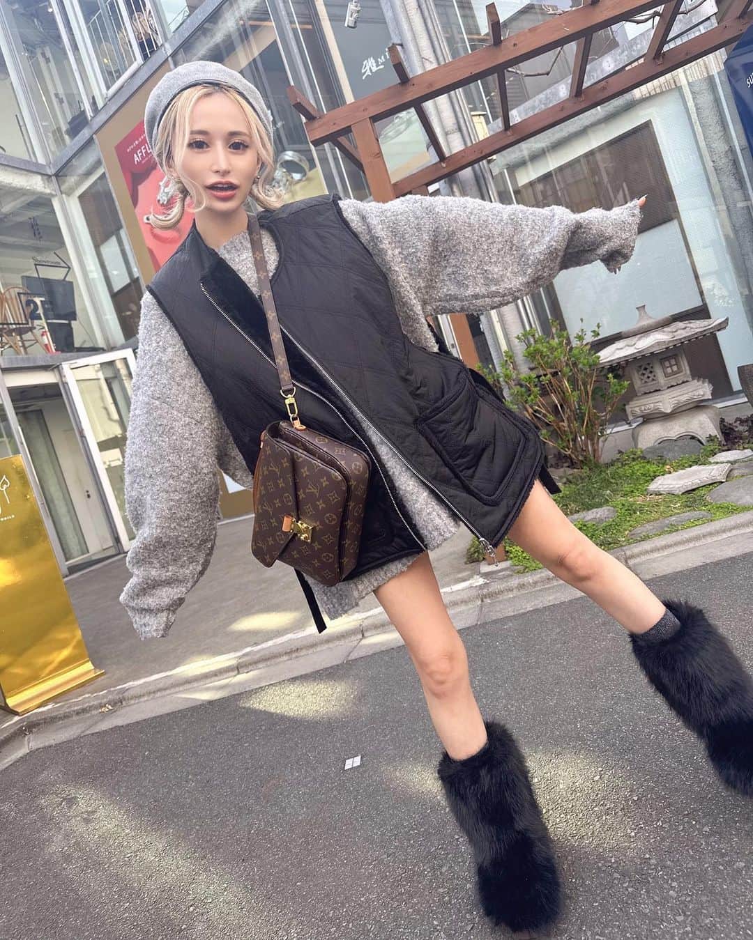 橘ハナさんのインスタグラム写真 - (橘ハナInstagram)「… もっこもこ🐑👢かわいすぎ  #3月コーデ #時差投稿 … #原宿 #コーデ #リンクコーデ #ファーブーツ」5月1日 13時04分 - han.62.so