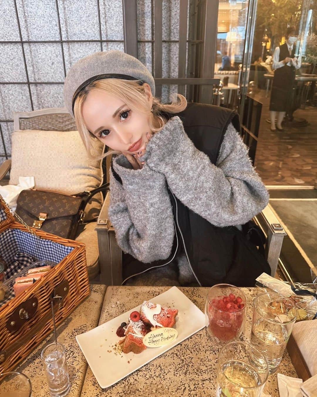 橘ハナさんのインスタグラム写真 - (橘ハナInstagram)「… もっこもこ🐑👢かわいすぎ  #3月コーデ #時差投稿 … #原宿 #コーデ #リンクコーデ #ファーブーツ」5月1日 13時04分 - han.62.so