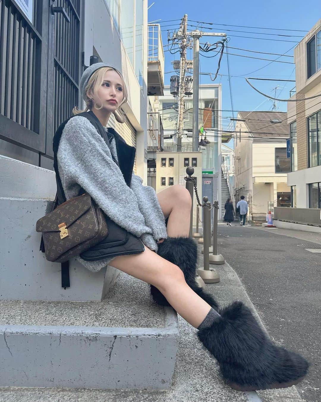 橘ハナさんのインスタグラム写真 - (橘ハナInstagram)「… もっこもこ🐑👢かわいすぎ  #3月コーデ #時差投稿 … #原宿 #コーデ #リンクコーデ #ファーブーツ」5月1日 13時04分 - han.62.so