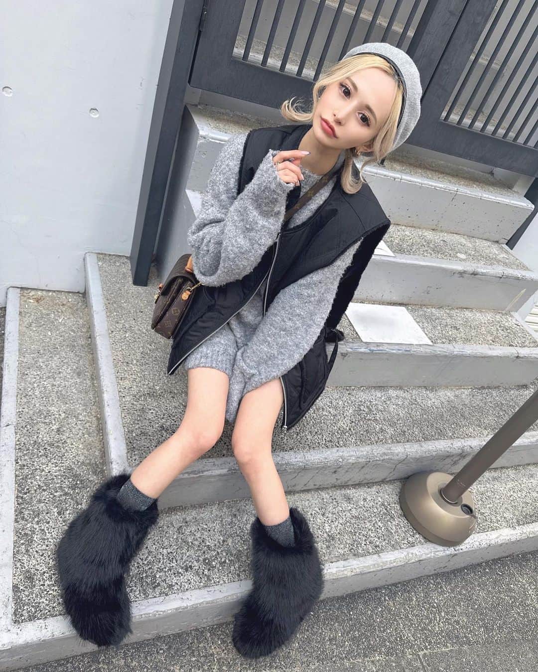 橘ハナさんのインスタグラム写真 - (橘ハナInstagram)「… もっこもこ🐑👢かわいすぎ  #3月コーデ #時差投稿 … #原宿 #コーデ #リンクコーデ #ファーブーツ」5月1日 13時04分 - han.62.so