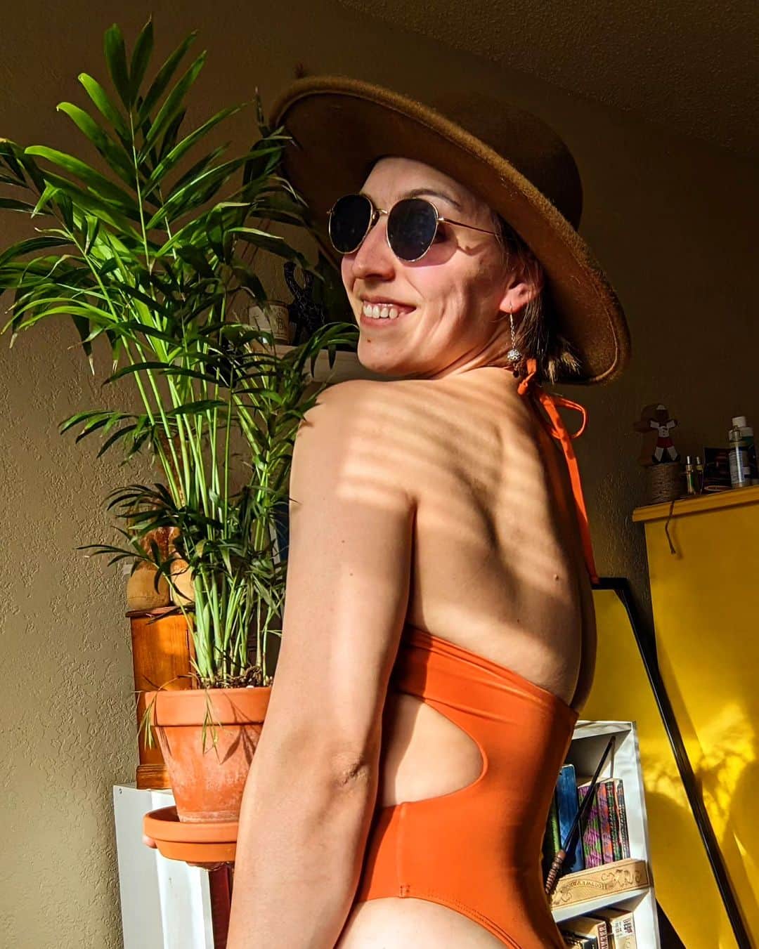コートニー・ヒックスさんのインスタグラム写真 - (コートニー・ヒックスInstagram)「Y'all @parade has a swim line now and I am OBSESSED. It doesn't help that the last like four days have been GORGEOUS while I have no access to a pool 😭 anyone know any swimming holes near Colorado Springs? 👀 Give their new collection a look and get 40% swim with the code "courtneynhicks" right now! #paradepartner」5月1日 13時04分 - courtneynhicks