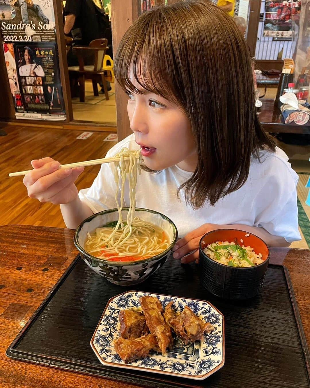 沢辺りおんさんのインスタグラム写真 - (沢辺りおんInstagram)「じゅ〜しぃまで頼んじゃった🫣 沖縄行ったらほぼ行く沖縄蕎麦屋さんです。  ソーキが美味しい！！  あまりにもお腹空きすぎて ご飯だけの写真撮り忘れたよ。  #沖縄そば #ソーキそば」5月1日 13時15分 - rionsawabe