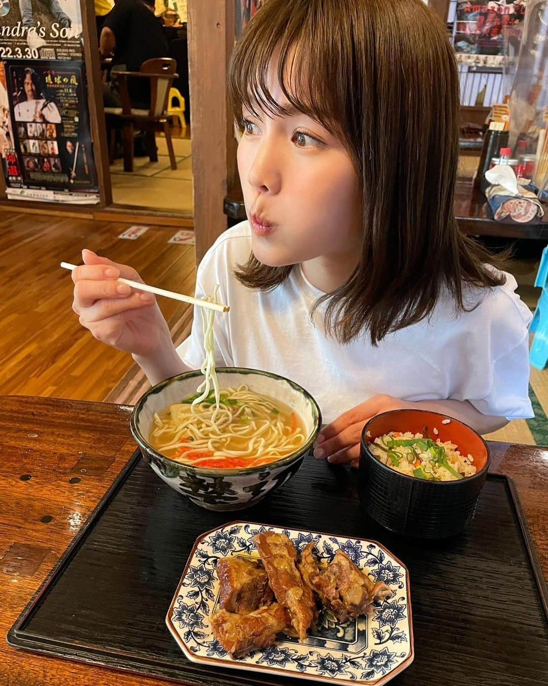 沢辺りおんさんのインスタグラム写真 - (沢辺りおんInstagram)「じゅ〜しぃまで頼んじゃった🫣 沖縄行ったらほぼ行く沖縄蕎麦屋さんです。  ソーキが美味しい！！  あまりにもお腹空きすぎて ご飯だけの写真撮り忘れたよ。  #沖縄そば #ソーキそば」5月1日 13時15分 - rionsawabe