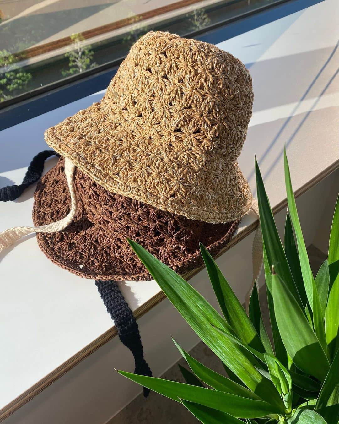 のインスタグラム：「花柄編みのおすすめ夏ハット  #ローハット  程よいブリム（つば）があり 日除けにもぴったり！ ペーパー素材に綿の糸を編んでいるので、 お花柄の編み地がさらに引き立ちます。 異素材MIXが周りと差がつくハット🌼  ぜひ店舗とオンラインでチェック✔︎ 店舗販売はOVERRIDE店舗でお取り扱いしてます。  ルミネエスト新宿/博多/ルミネ池袋/南堀江 横浜赤レンガ/神宮前/仙台/舞浜/川崎/ソラマチ　  #kaorinomori#hatstyling#staffstyling#ssfashion#springitem#カオリノモリ#ぼうし#帽子ブランド#帽子屋#帽子屋さん#帽子専門店#帽子女子#帽子アレンジ#帽子好きと繋がりたい#春コーディネート#春小物#カラフルコーデ#カラーコーディネート#ハット」