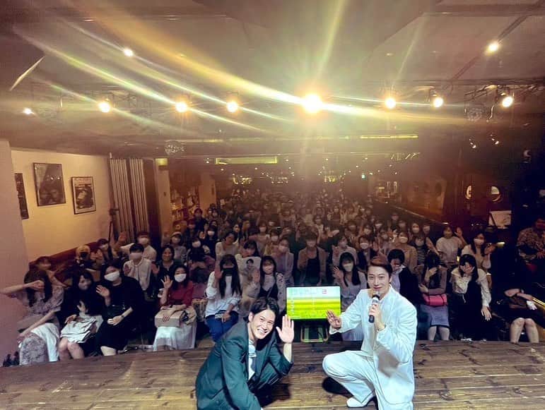 金田哲のインスタグラム：「YouTube「はんにゃ金田SHOW・2周年ディナーSHOW・ディナーは出ませんSHOW」が無事に終わりました。ご来場頂きまして本当にありがとうございます。トット多田君もありがとう。小粋なトークに小唄と子豚。 そしてここで報告です。 会場限定のオリジナルTシャツが、 驚くほど売れ残りました、、、。 ズイ〜ズイぃ〜ズッコケたでぇ、ズッコケたでぇ〜ズイぃ〜🎤🩹」