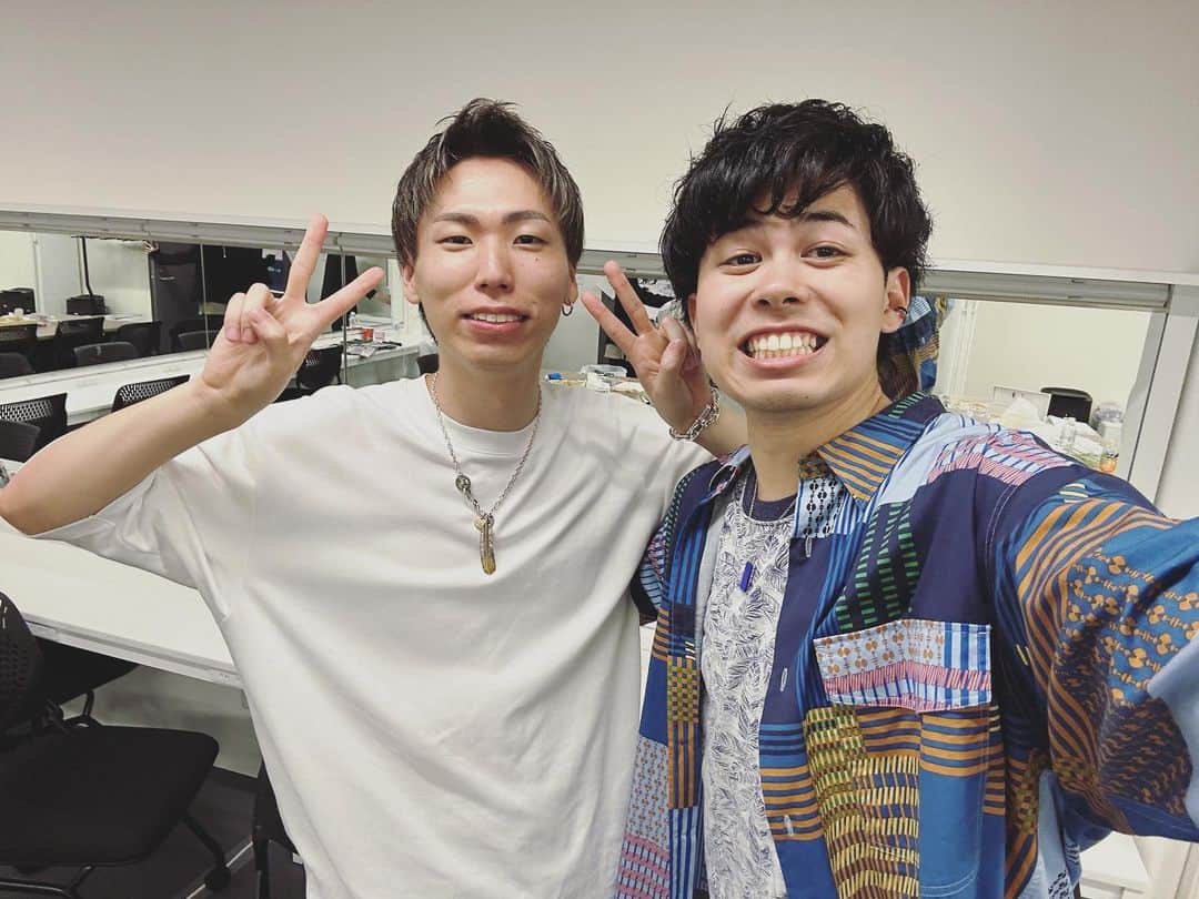 マサイのインスタグラム：「昨日最後まで楽屋に黄色がいた😁🟨」