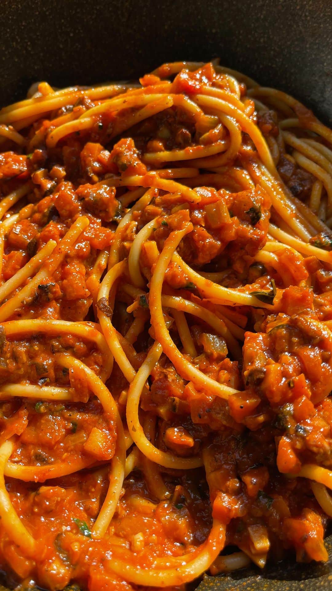 のインスタグラム：「One of my favorite songs by @hilatheearth 🍅  Bolognese Inspired Pasta dish 🍝 Using fresh tomatoes, 3 kinds of mushroom, basil, carrots, parsley and thyme from the rooftop garden 😋 #pearypieskygarden   🍅 เก็บมะเขือเทศรอบสุดท้ายของสวน นำเมนูพาสต้ามาฝากกันค๊าบผม ใส่เห็ดแทนเนื้อสัตว์ แต่รสชาติเข้มข้นเหมือนเดิม ปรุงด้วยเกลือ พริกไทย พริกป่น เครื่องเทศ และไวน์แดงหน่อย ตุ๋นไว้จนผักเปื่อยสุดๆ 🍷 อร่อยมากๆ」
