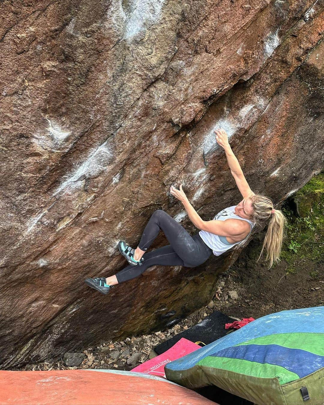 シャウナ・コックジーのインスタグラム：「Found some dry rock and did some rock climbs. Yay.   Managed to figure out and piece together Digging For Gold, 8a before the rain came. Yay!」