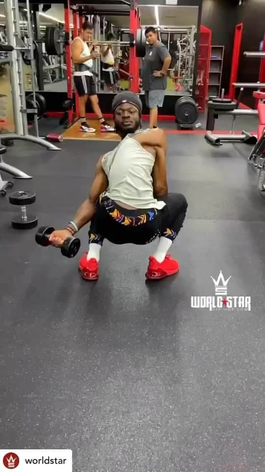 ジュエルズ・サンタナのインスタグラム：「SomeBody Tell Capo He Cant Do This ⏸️😂😂🤦🏾‍♂️ @jimjonescapo WTF Is This WorkOut Called 🤷🏽‍♂️」