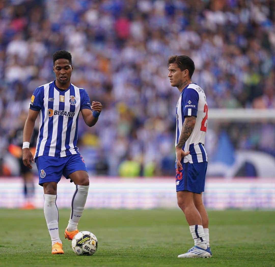 ヴェンデウ・ナシメント・ボルジェスのインスタグラム：「Como dizem aqui, vitória á @fcporto  🙏🏾💪🏾⚽️🐉💙 Obrigado Jesus Cristo🙏🏾🙏🏾🙏🏾」