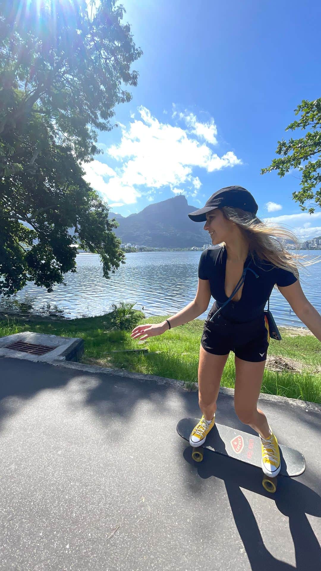 イザベラ・サントーニのインスタグラム：「Sunday morning #skating 🛹」