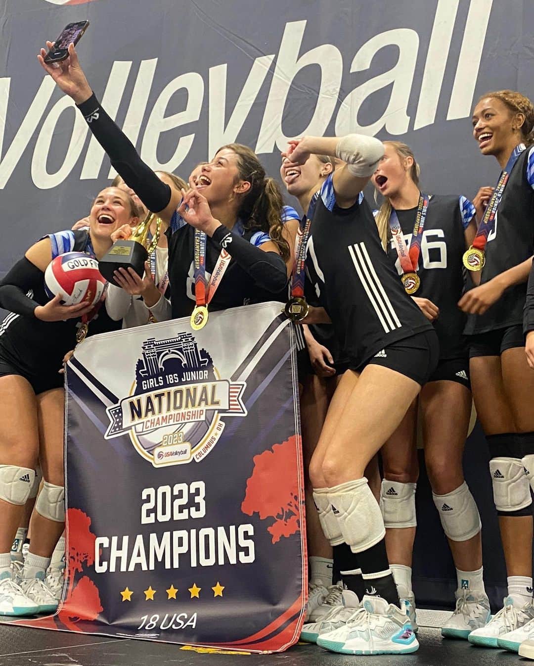 USA Volleyballさんのインスタグラム写真 - (USA VolleyballInstagram)「Strike a pose, you’re champs! Actyve 18 Black and Topeka Impact take home gold medals in their divisions🥇」5月1日 4時50分 - usavolleyball