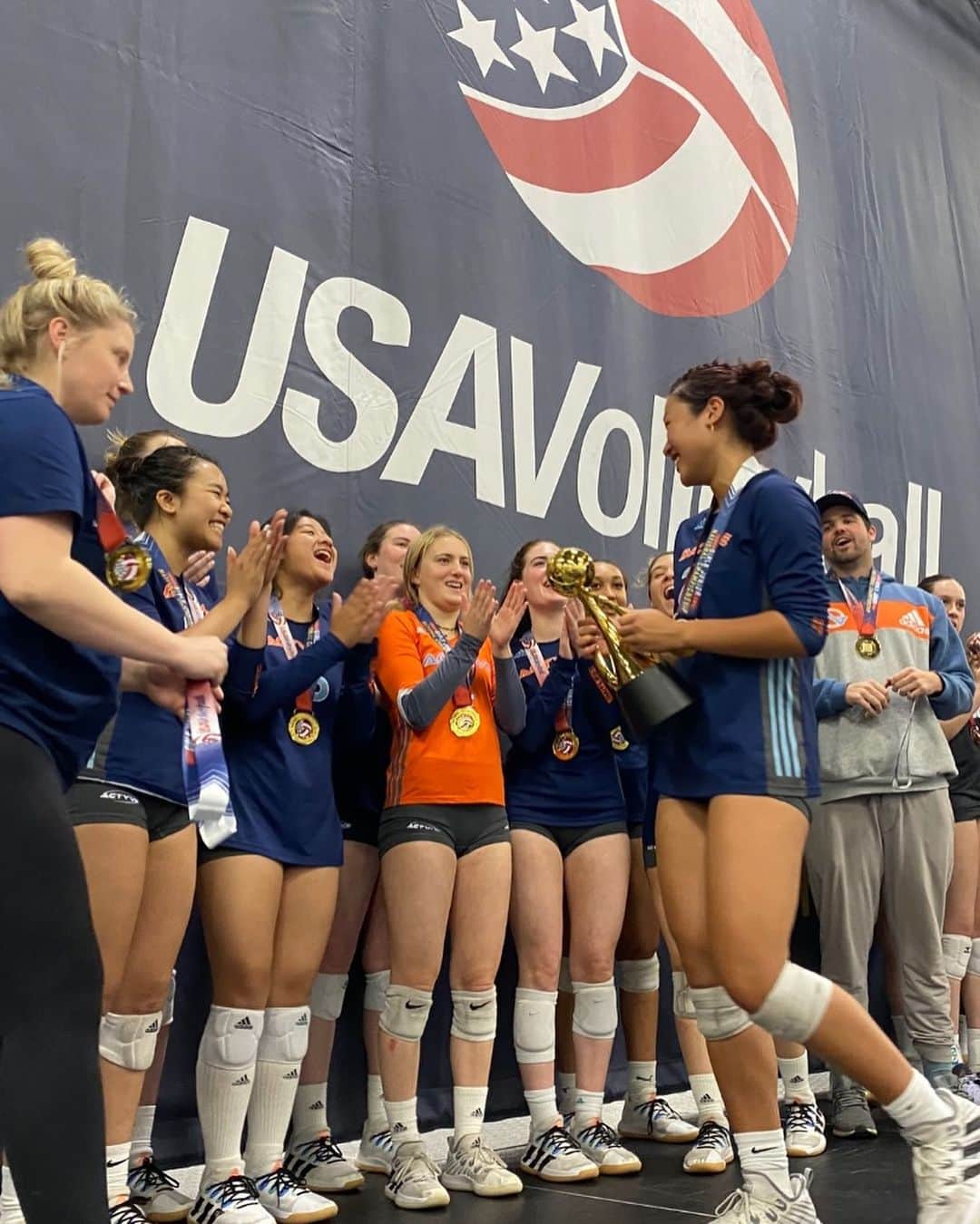 USA Volleyballさんのインスタグラム写真 - (USA VolleyballInstagram)「Strike a pose, you’re champs! Actyve 18 Black and Topeka Impact take home gold medals in their divisions🥇」5月1日 4時50分 - usavolleyball