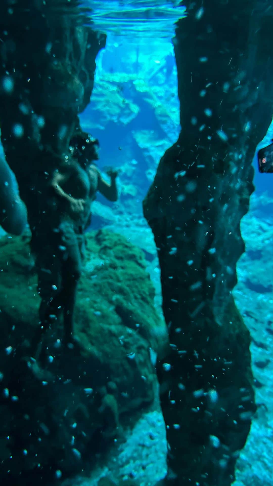 フランシスコ･ラチョースキーのインスタグラム：「That’s definitely cool 😎 Cenote 🇲🇽❤️🦇」