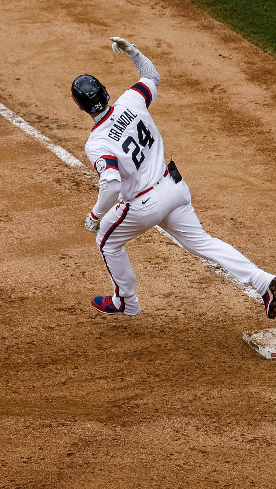 ヤズマニ・グランダルのインスタグラム：「Yaz goes yard!」