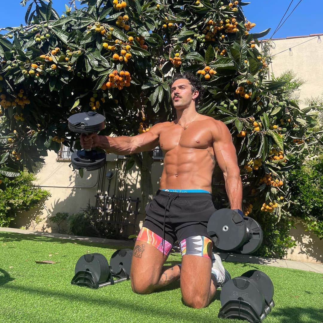 Steven Kellyのインスタグラム：「the work doesn’t stop on vacation - thanks to my @_smrtft adjustables!!」